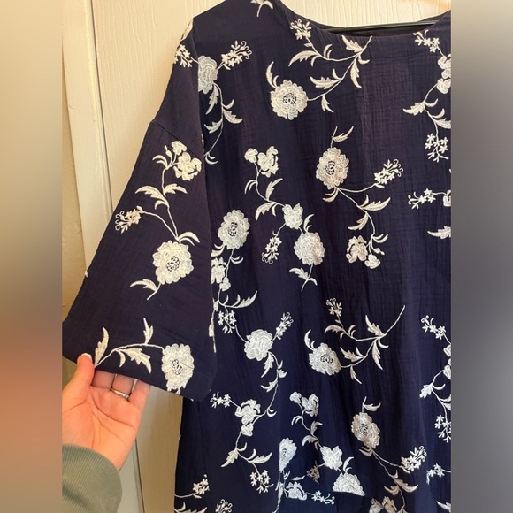 Soft Surroundings 1x Navy Blue With Embroidered Flower Blouse, Buttons On Back - Picture 4 of 11